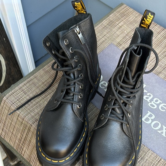 NWT Dr. Martens Jadin III Leather Lace Up Boots with air cushioned Blk Size 7 - Picture 3 of 15